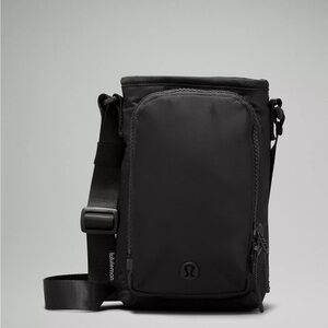 Lululemon Water Bottle Crossbody with Front Pocket 2L- Black